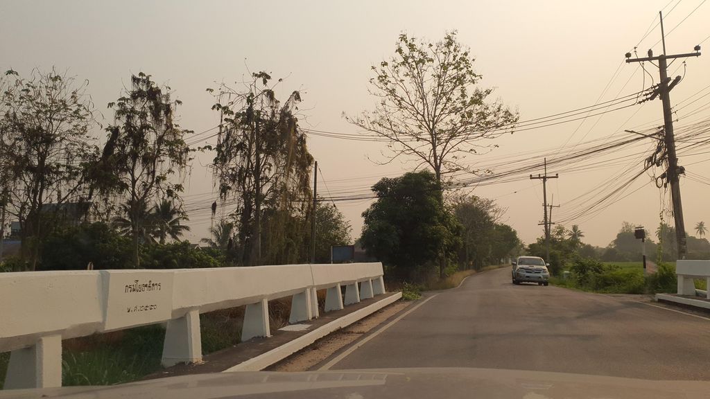 ภาพถนนตรงที่ ที่จอดรถ · ย่านสารภี ตั้งอยู่ ถ่ายโดย jrcarlsen พ.ศ. 2565 (2022) · A street-level view of where Parking · Saraphi stands, by jrcarlsen in 2565 (2022)