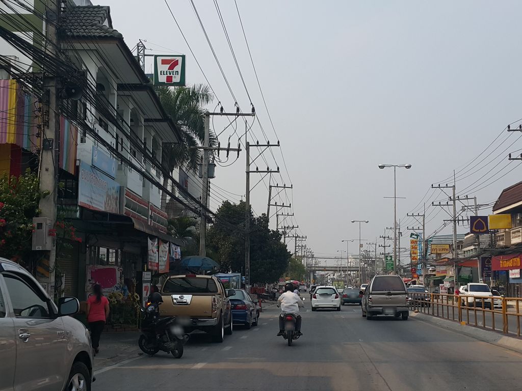 ภาพถนนตรงที่ แว่นท็อปเจริญ ตั้งอยู่ ถ่ายโดย jrcarlsen พ.ศ. 2559 (2016) · A street-level view of where Top Charoen Optical stands, by jrcarlsen in 2559 (2016)