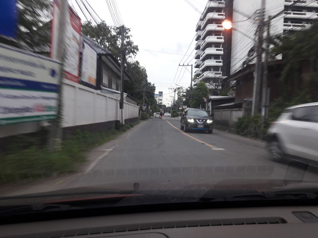 ภาพถนนตรงที่ ที่จอดรถ · นอกเวียง ทางตะวันออกเฉียงเหนือ ห่างคูเมือง 1.3 กม. ตั้งอยู่ ถ่ายโดย ratchaphat พ.ศ. 2561 (2018) · A street-level view of where Parking · Outside the moat to the north-east, 1.3 km from the water stands, by ratchaphat in 2561 (2018)