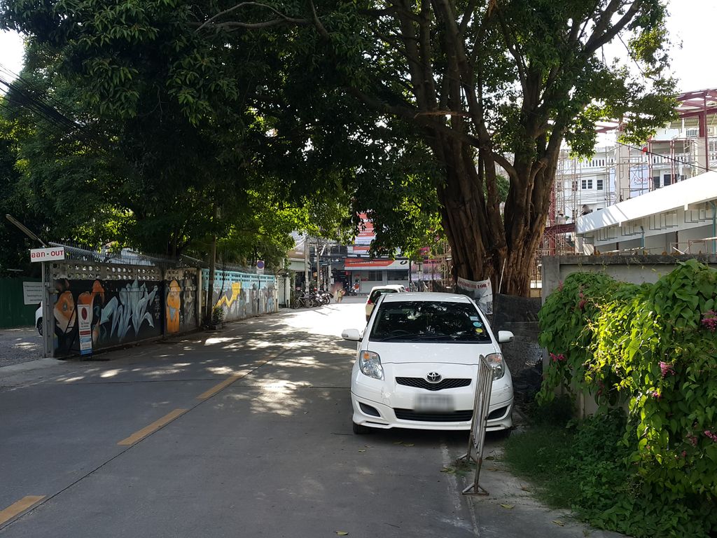 ภาพถนนตรงที่ ที่จอดรถ · นอกเวียง ทางตะวันตกเฉียงเหนือ ห่างคูเมือง 1.4 กม. ตั้งอยู่ ถ่ายโดย jrcarlsen พ.ศ. 2558 (2015) · A street-level view of where Parking · Outside the moat to the north-west, 1.4 km from the water stands, by jrcarlsen in 2558 (2015)