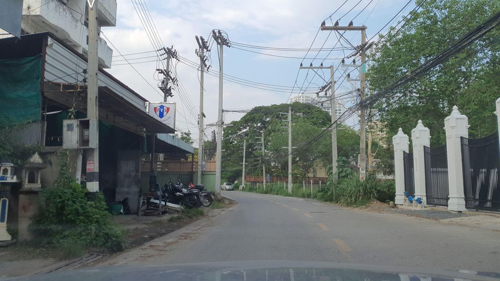 ภาพถนนตรงที่ ที่จอดรถ SWC Parking · นอกเวียง ทางตะวันออกเฉียงใต้ ห่างคูเมือง 2.2 กม. ตั้งอยู่ ถ่ายโดย jrcarlsen พ.ศ. 2565 (2022) · A street-level view of where Parking — SWC Parking · Outside the moat to the south-east, 2.2 km from the water stands, by jrcarlsen in 2565 (2022)