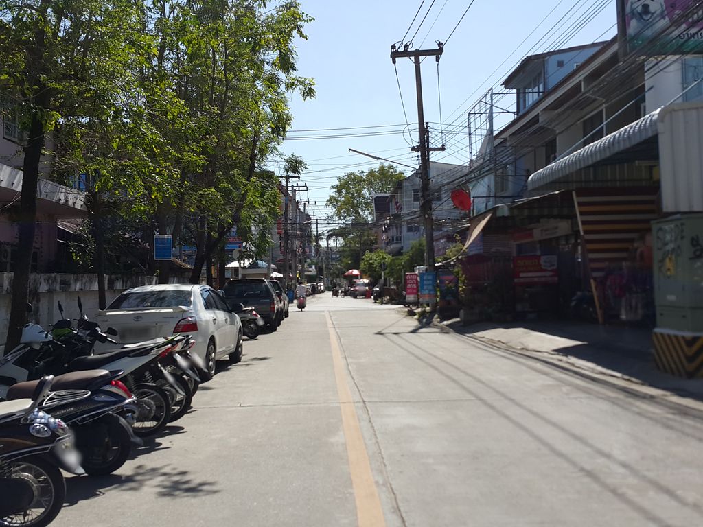 ภาพถนนตรงที่ ที่จอดรถ · ใกล้ประตูช้างเผือก 630 ม. ตั้งอยู่ ถ่ายโดย jrcarlsen พ.ศ. 2558 (2015) · A street-level view of where Parking · 630 m from Chang Phueak Gate stands, by jrcarlsen in 2558 (2015)
