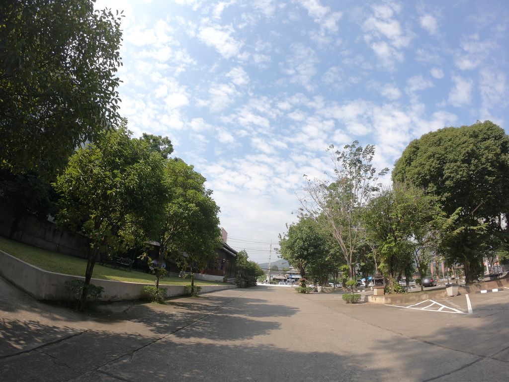 ภาพถนนตรงที่ ที่จอดรถ · นอกเวียง ทางตะวันตก ห่างคูเมือง 2.0 กม. ตั้งอยู่ ถ่ายโดย chanuwath_grab พ.ศ. 2562 (2019) · A street-level view of where Parking · Outside the moat to the west, 2.0 km from the water stands, by chanuwath_grab in 2562 (2019)