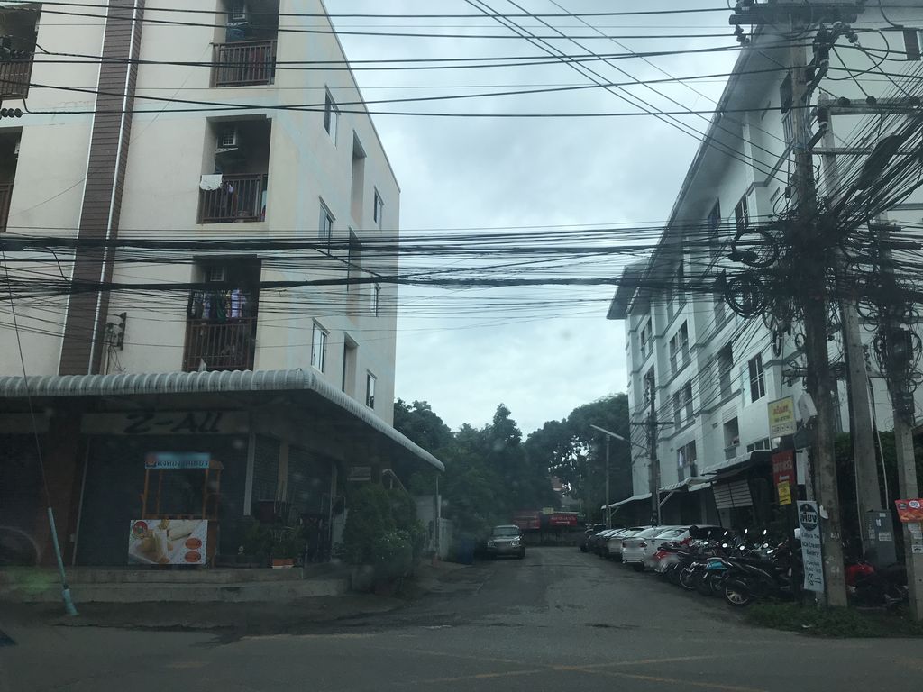 ภาพถนนตรงที่ หอพักเกียรติผดุง ตั้งอยู่ ถ่ายโดย prasert พ.ศ. 2561 (2018) · A street-level view of where หอพักเกียรติผดุง · Kianti Phadung Dormitory stands, by prasert in 2561 (2018)