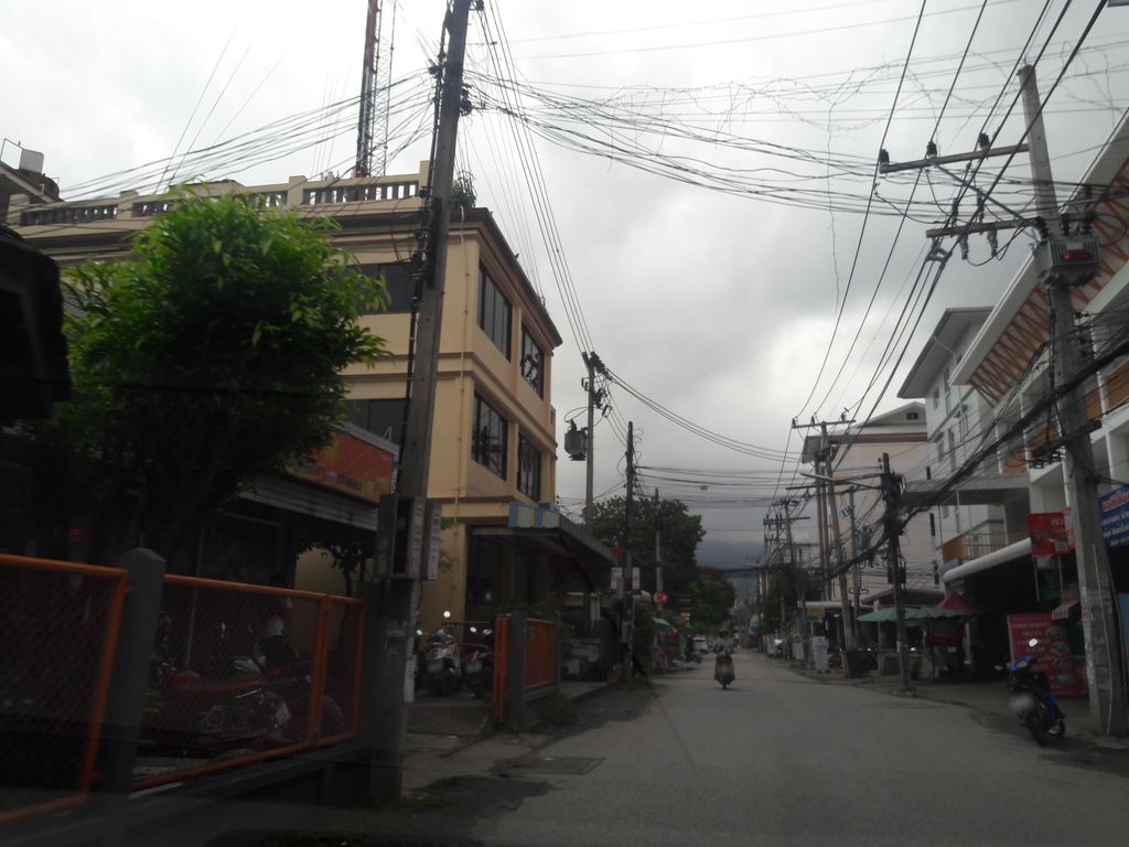 ภาพถนนตรงที่ หอพักเกียรติผดุง ตั้งอยู่ ถ่ายโดย superbate พ.ศ. 2561 (2018) · A street-level view of where หอพักเกียรติผดุง · Kianti Phadung Dormitory stands, by superbate in 2561 (2018)