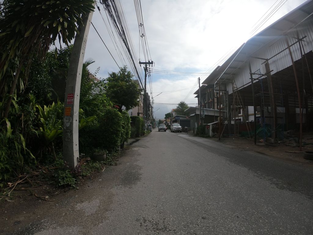 ภาพถนนตรงที่ หอพักเกียรติผดุง ตั้งอยู่ ถ่ายโดย chanuwath_grab พ.ศ. 2562 (2019) · A street-level view of where หอพักเกียรติผดุง · Kianti Phadung Dormitory stands, by chanuwath_grab in 2562 (2019)