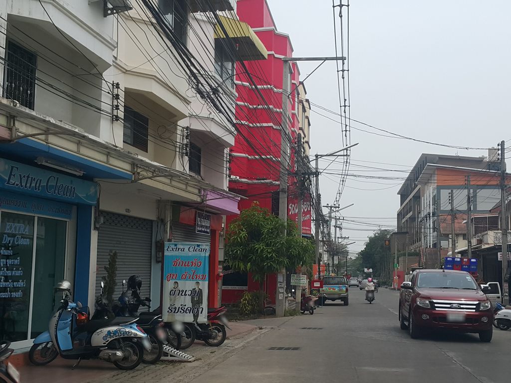 ภาพถนนตรงที่ ที่จอดรถ · นอกเวียง ทางเหนือ ห่างคูเมือง 1.6 กม. ตั้งอยู่ ถ่ายโดย jrcarlsen พ.ศ. 2559 (2016) · A street-level view of where Parking · Outside the moat to the north, 1.6 km from the water stands, by jrcarlsen in 2559 (2016)