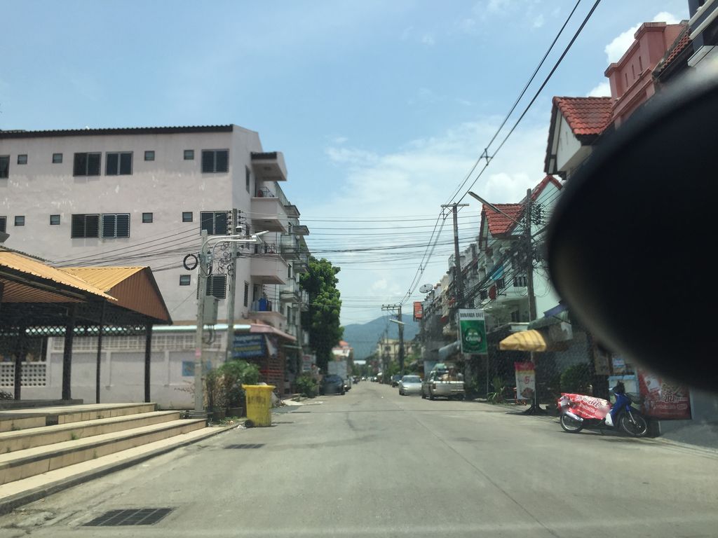 ภาพถนนตรงที่ ที่จอดรถ · นอกเวียง ทางเหนือ ห่างคูเมือง 1.6 กม. ตั้งอยู่ ถ่ายโดย kyoko พ.ศ. 2561 (2018) · A street-level view of where Parking · Outside the moat to the north, 1.6 km from the water stands, by kyoko in 2561 (2018)