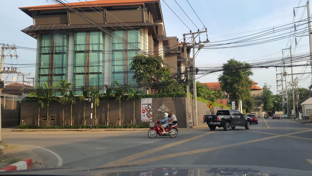 ภาพถนนตรงที่ ที่จอดรถ · นอกเวียง ทางตะวันออกเฉียงใต้ ห่างคูเมือง 2.1 กม. ตั้งอยู่ ถ่ายโดย jrcarlsen พ.ศ. 2564 (2021) · A street-level view of where Parking · Outside the moat to the south-east, 2.1 km from the water stands, by jrcarlsen in 2564 (2021)