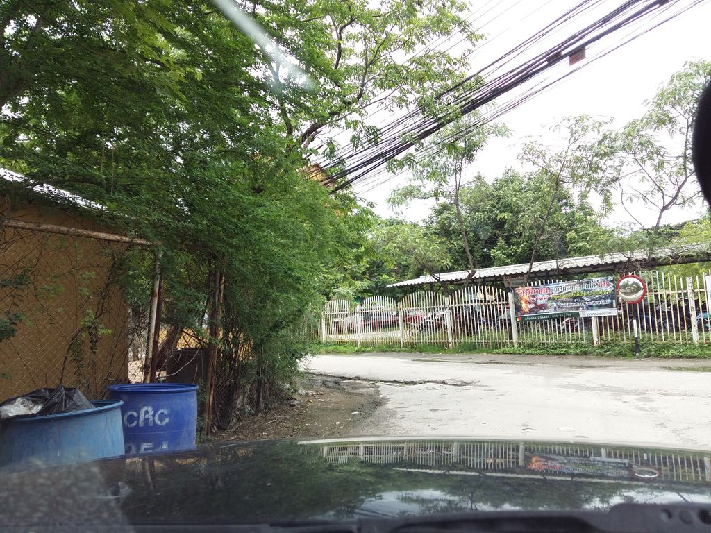 ภาพถนนตรงที่ ที่จอดรถ · ใกล้ประตูท่าแพ 710 ม. ตั้งอยู่ ถ่ายโดย hantms พ.ศ. 2558 (2015) · A street-level view of where Parking · 710 m from Tha Phae Gate stands, by hantms in 2558 (2015)