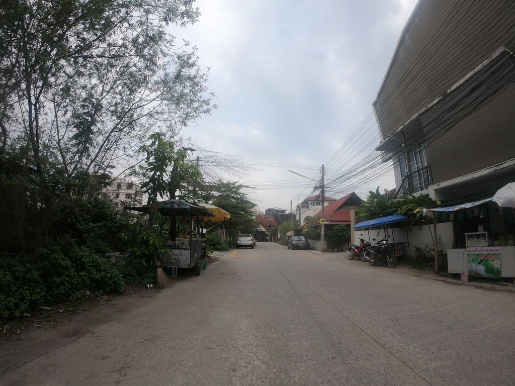 ภาพถนนตรงที่ ที่จอดรถ · นอกเวียง ทางตะวันตกเฉียงเหนือ ห่างคูเมือง 1.8 กม. ตั้งอยู่ ถ่ายโดย chanuwath_grab พ.ศ. 2562 (2019) · A street-level view of where Parking · Outside the moat to the north-west, 1.8 km from the water stands, by chanuwath_grab in 2562 (2019)