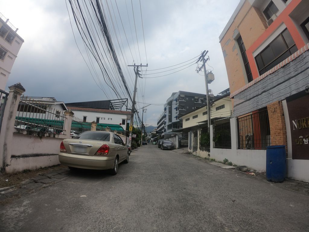 ภาพถนนตรงที่ ที่จอดรถ · นอกเวียง ทางตะวันตกเฉียงเหนือ ห่างคูเมือง 1.9 กม. ตั้งอยู่ ถ่ายโดย chanuwath_grab พ.ศ. 2562 (2019) · A street-level view of where Parking · Outside the moat to the north-west, 1.9 km from the water stands, by chanuwath_grab in 2562 (2019)