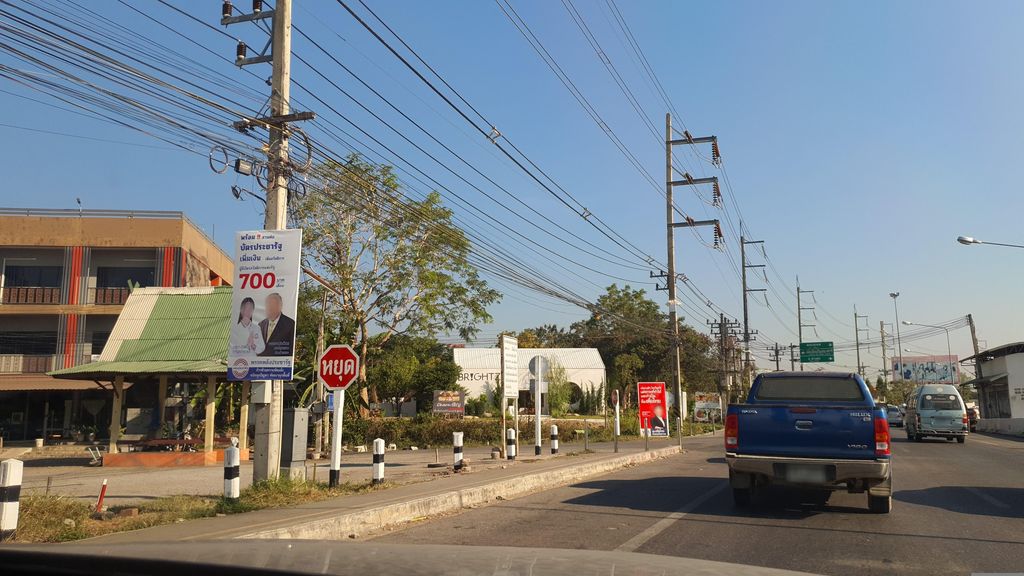 ภาพถนนตรงที่ ที่จอดรถ · ย่านหางดง-สันผักหวาน ตั้งอยู่ ถ่ายโดย jrcarlsen พ.ศ. 2566 (2023) · A street-level view of where Parking · Hang Dong stands, by jrcarlsen in 2566 (2023)