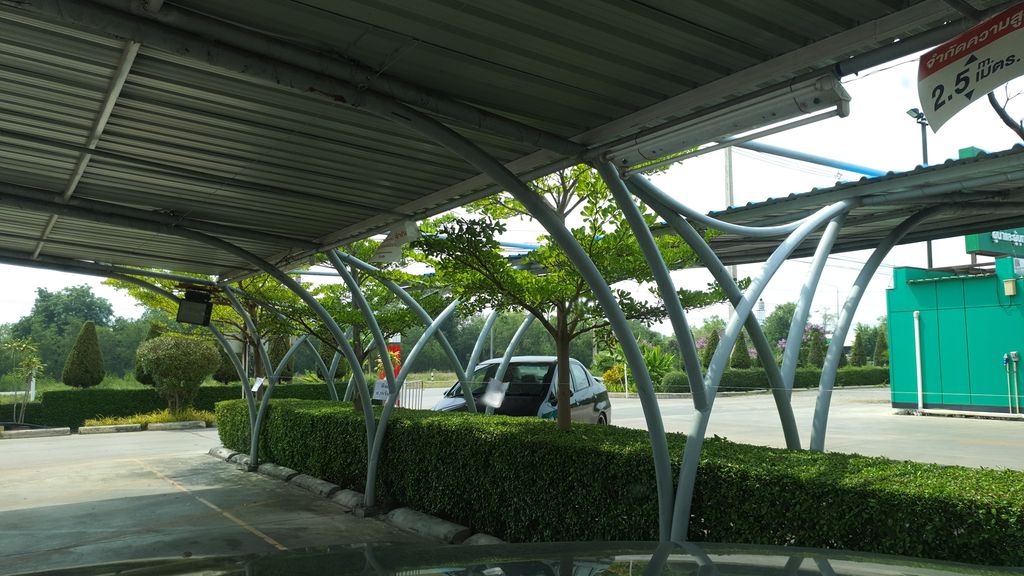 ภาพถนนตรงที่ ที่จอดรถ · ย่านสันกำแพง ตั้งอยู่ ถ่ายโดย jrcarlsen พ.ศ. 2563 (2020) · A street-level view of where Parking · San Kamphaeng stands, by jrcarlsen in 2563 (2020)