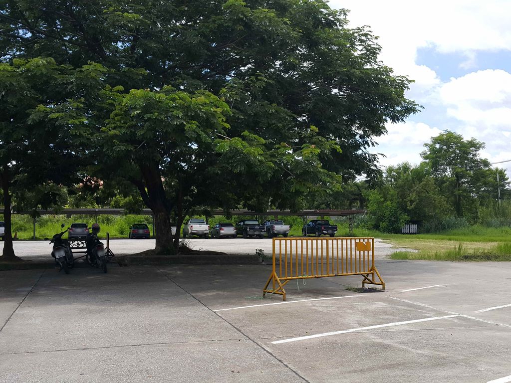 ภาพถนนตรงที่ Faculty of Law Parking Lot ตั้งอยู่ ถ่ายโดย jrcarlsen พ.ศ. 2558 (2015) · A street-level view of where Faculty of Law Parking Lot stands, by jrcarlsen in 2558 (2015)