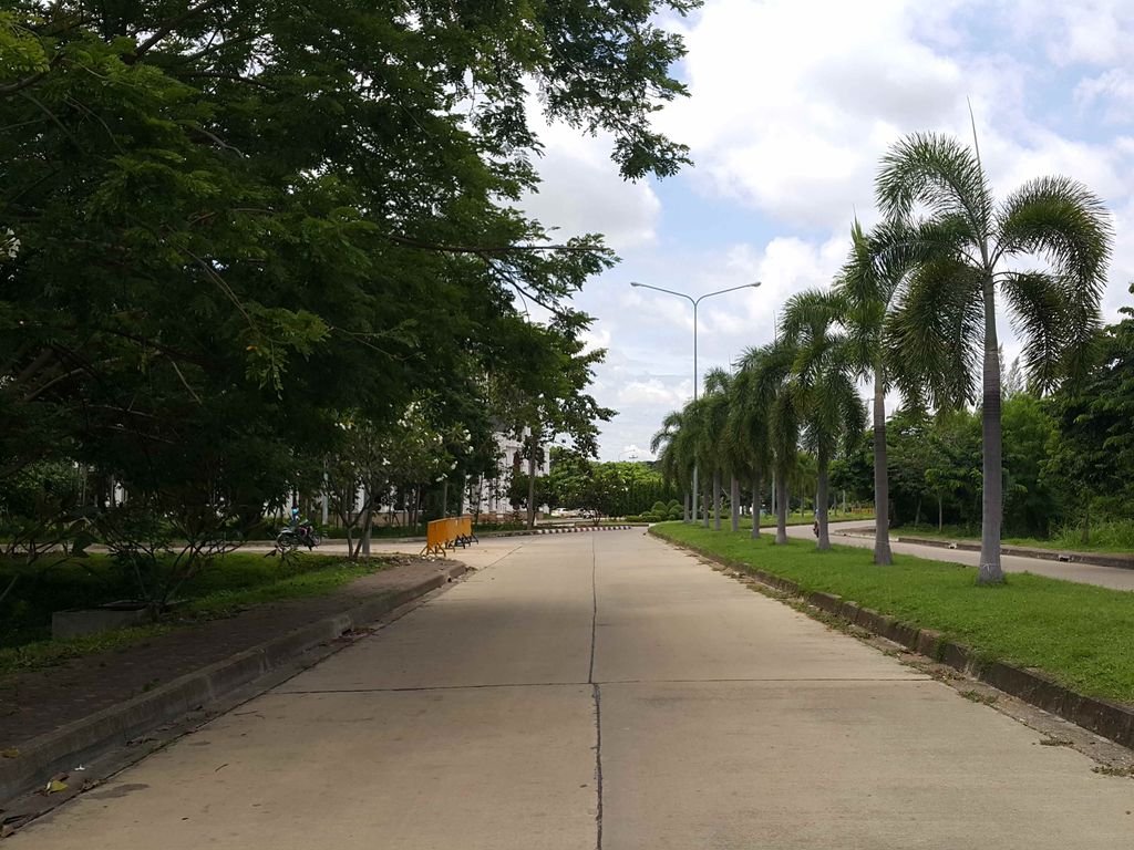 ภาพถนนตรงที่ Paradornparp Parking Lot ตั้งอยู่ ถ่ายโดย jrcarlsen พ.ศ. 2558 (2015) · A street-level view of where Paradornparp Parking Lot stands, by jrcarlsen in 2558 (2015)