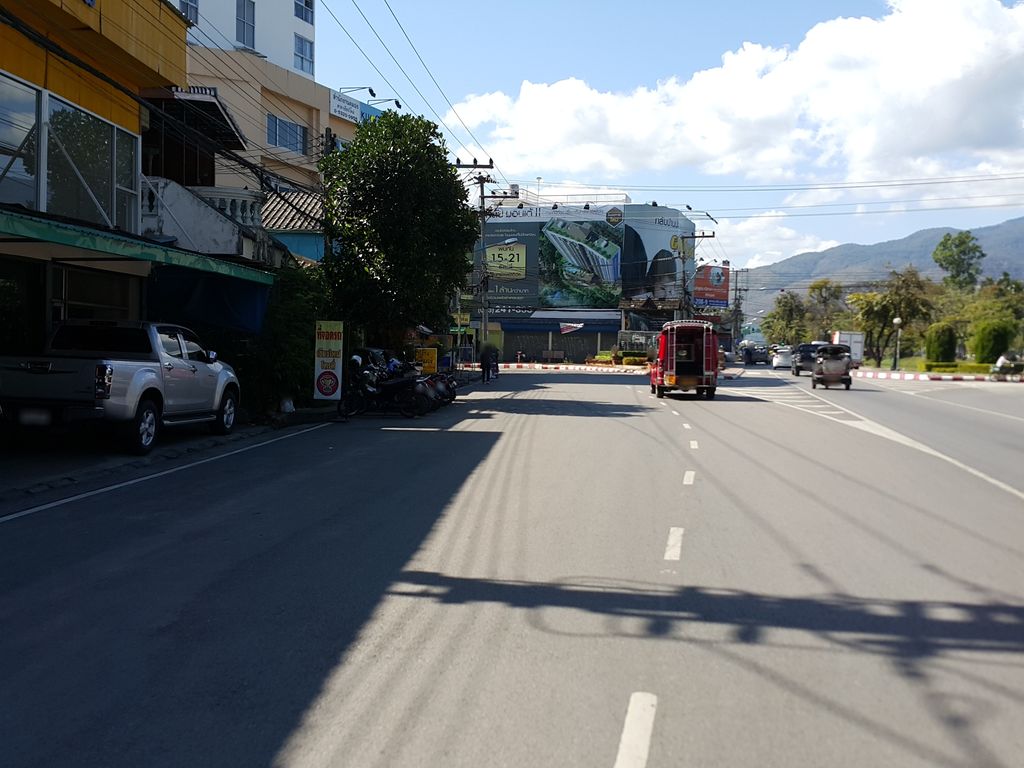 ภาพถนนตรงที่ Kawasaki Big Bikes Chiang Mai ตั้งอยู่ ถ่ายโดย jrcarlsen พ.ศ. 2558 (2015) · A street-level view of where Kawasaki Big Bikes Chiang Mai stands, by jrcarlsen in 2558 (2015)
