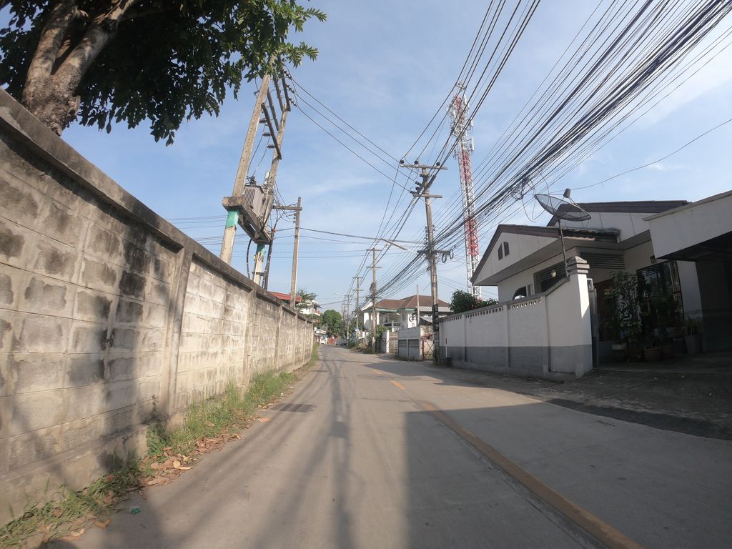 ภาพถนนตรงที่ สำนักงานขนส่งจังหวัดเชียงใหม่แห่งที่ 1 ตั้งอยู่ ถ่ายโดย chanuwath_grab พ.ศ. 2562 (2019) · A street-level view of where Chiangmai Provincial Land Transport Office 1 stands, by chanuwath_grab in 2562 (2019)