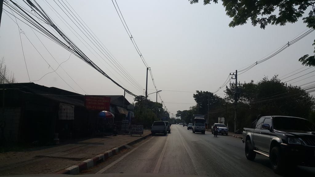 ภาพถนนตรงที่ ที่จอดรถ · ย่านสันกำแพง ตั้งอยู่ ถ่ายโดย jrcarlsen พ.ศ. 2560 (2017) · A street-level view of where Parking · San Kamphaeng stands, by jrcarlsen in 2560 (2017)