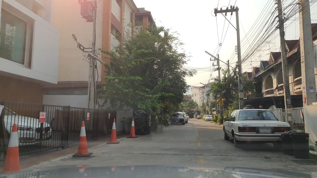 ภาพถนนตรงที่ ลานจอดรถ Café de Nimman · ใกล้ประตูสวนดอก 840 ม. ตั้งอยู่ ถ่ายโดย jrcarlsen พ.ศ. 2565 (2022) · A street-level view of where Car park — Café de Nimman · 840 m from Suan Dok Gate stands, by jrcarlsen in 2565 (2022)