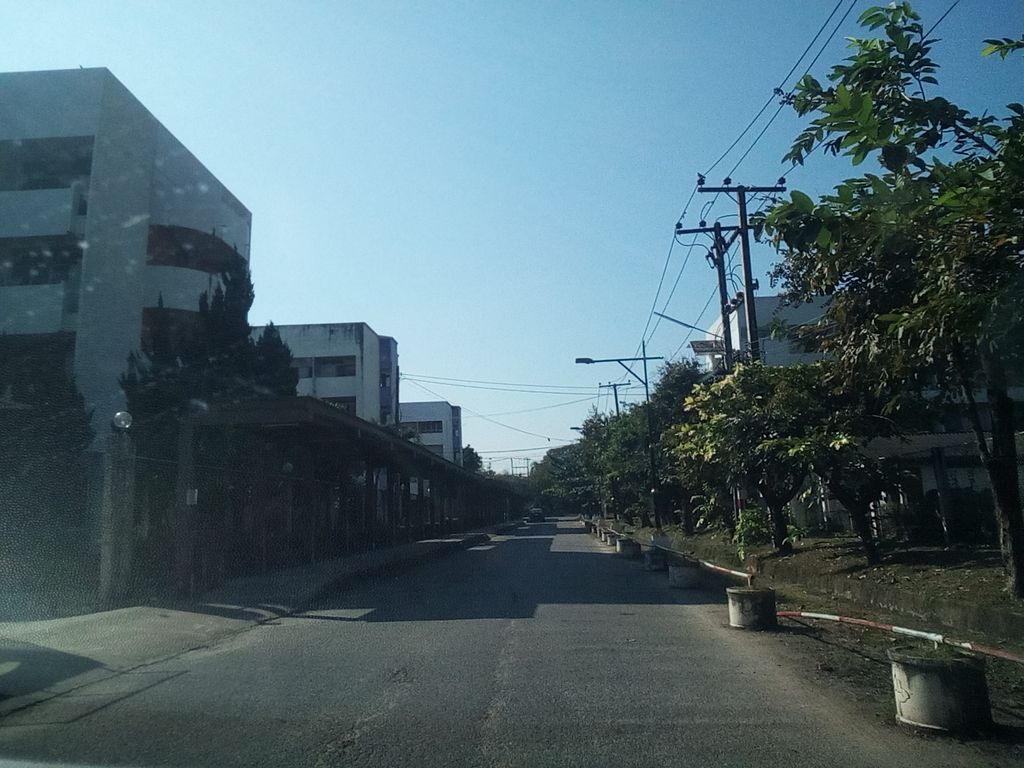 ภาพถนนตรงที่ หอ 1 หญิง ตั้งอยู่ ถ่ายโดย kyoko พ.ศ. 2561 (2018) · A street-level view of where หอ 1 หญิง · Ho 1 Ying stands, by kyoko in 2561 (2018)