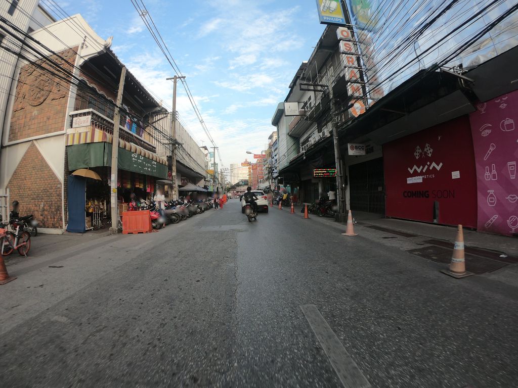 ภาพถนนตรงที่ ที่จอดริมถนน · ที่ตลาดวโรรส (กาดหลวง) ตั้งอยู่ ถ่ายโดย chanuwath_grab พ.ศ. 2562 (2019) · A street-level view of where Street-side parking · at Warorot Market stands, by chanuwath_grab in 2562 (2019)
