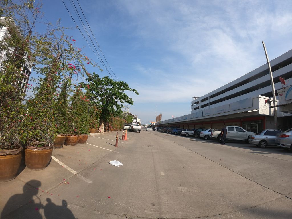 ภาพถนนตรงที่ ที่จอดรถ · ห่างมีโชคพลาซ่า 170 ม. ไปทางตะวันตกเฉียงเหนือ ตั้งอยู่ ถ่ายโดย chanuwath_grab พ.ศ. 2562 (2019) · A street-level view of where Parking · 170 m north-west of Meechok Plaza stands, by chanuwath_grab in 2562 (2019)