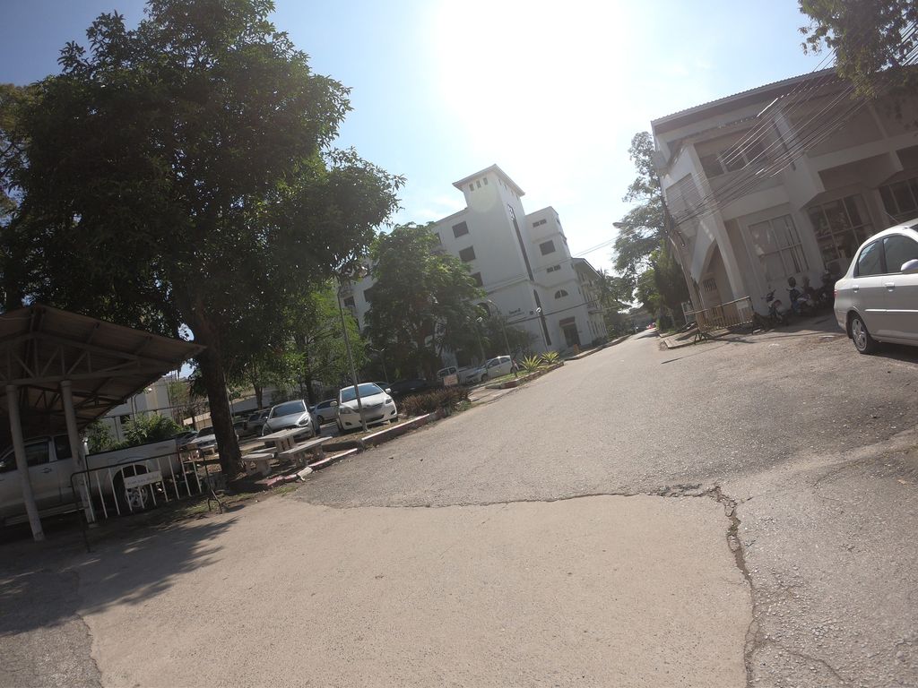 ภาพถนนตรงที่ ที่จอดรถ · นอกเวียง ทางตะวันออกเฉียงเหนือ ห่างคูเมือง 1.7 กม. ตั้งอยู่ ถ่ายโดย chanuwath_grab พ.ศ. 2562 (2019) · A street-level view of where Parking · Outside the moat to the north-east, 1.7 km from the water stands, by chanuwath_grab in 2562 (2019)