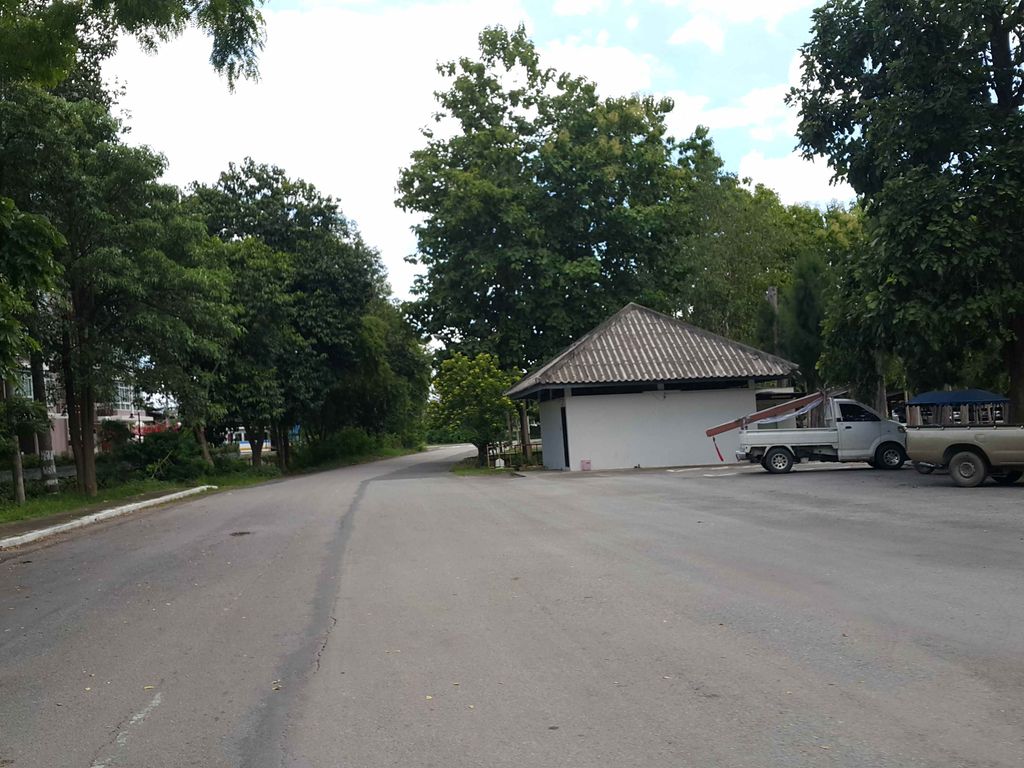 ภาพถนนตรงที่ ที่จอดรถ · ห่างกลางมหาวิทยาลัยพายัพ 230 ม. ไปทางตะวันตกเฉียงเหนือ ตั้งอยู่ ถ่ายโดย jrcarlsen พ.ศ. 2558 (2015) · A street-level view of where Parking · 230 m north-west of the middle of Payap University stands, by jrcarlsen in 2558 (2015)