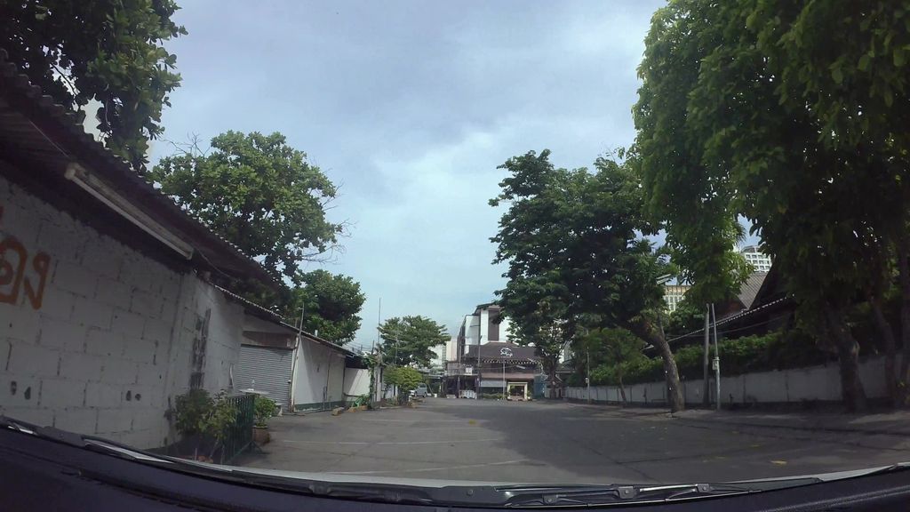 ภาพถนนตรงที่ ที่จอดรถ · นอกเวียง ทางตะวันออก ห่างคูเมือง 1.0 กม. ตั้งอยู่ ถ่ายโดย kaart_3 พ.ศ. 2562 (2019) · A street-level view of where Parking · Outside the moat to the east, 1.0 km from the water stands, by kaart_3 in 2562 (2019)