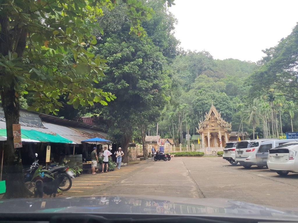 ภาพถนนตรงที่ ลานจอดรถ · ย่านแม่แตง-เชียงดาว ตั้งอยู่ ถ่ายโดย jrcarlsen พ.ศ. 2566 (2023) · A street-level view of where Car park · Mae Taeng & Chiang Dao stands, by jrcarlsen in 2566 (2023)