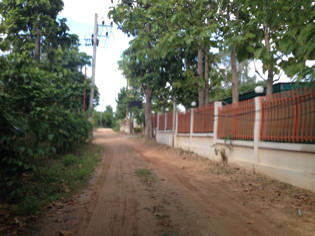 ภาพถนนตรงที่ ที่จอดรถ · ห่างแกรนด์แคนยอน เชียงใหม่ 300 ม. ไปทางเหนือ ตั้งอยู่ ถ่ายโดย jimwatana พ.ศ. 2558 (2015) · A street-level view of where Parking · 300 m due north of Grand Canyon (Hang Dong) stands, by jimwatana in 2558 (2015)