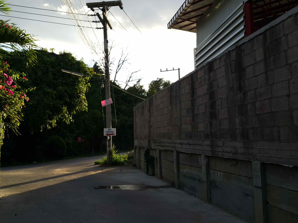 ภาพถนนตรงที่ สุสานสันทรายมูล ตั้งอยู่ ถ่ายโดย jrcarlsen พ.ศ. 2558 (2015) · A street-level view of where San Sai Mun Cemetery stands, by jrcarlsen in 2558 (2015)