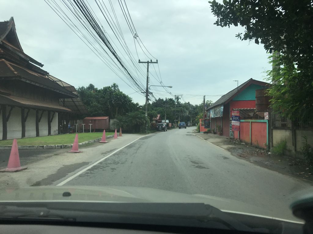 ภาพถนนตรงที่ ที่จอดรถ · ย่านแม่ริม ตั้งอยู่ ถ่ายโดย ppimpream พ.ศ. 2561 (2018) · A street-level view of where Parking · Mae Rim stands, by ppimpream in 2561 (2018)