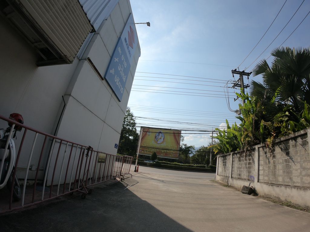 ภาพถนนตรงที่ Royal Enfield ตั้งอยู่ ถ่ายโดย chanuwath_grab พ.ศ. 2562 (2019) · A street-level view of where Royal Enfield stands, by chanuwath_grab in 2562 (2019)