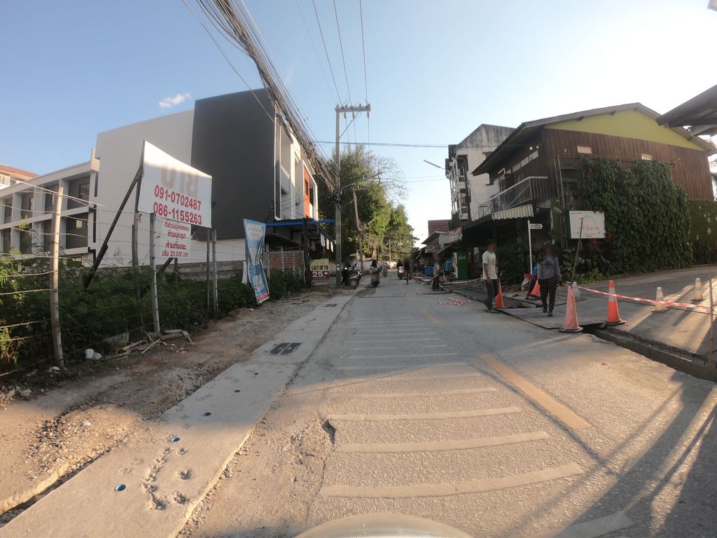 ภาพถนนตรงที่ ที่จอดรถ · ใกล้ประตูช้างเผือก 890 ม. ตั้งอยู่ ถ่ายโดย chanuwath_grab พ.ศ. 2562 (2019) · A street-level view of where Parking · 890 m from Chang Phueak Gate stands, by chanuwath_grab in 2562 (2019)
