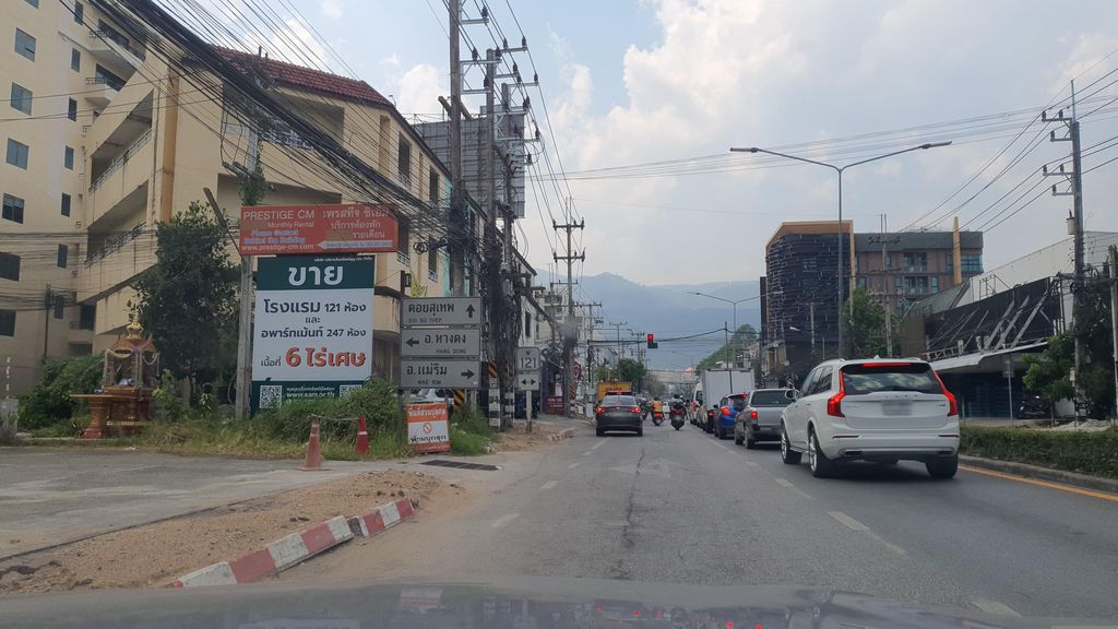 ภาพถนนตรงที่ ที่จอดรถ · นอกเวียง ทางตะวันตกเฉียงเหนือ ห่างคูเมือง 2.3 กม. ตั้งอยู่ ถ่ายโดย jrcarlsen พ.ศ. 2566 (2023) · A street-level view of where Parking · Outside the moat to the north-west, 2.3 km from the water stands, by jrcarlsen in 2566 (2023)