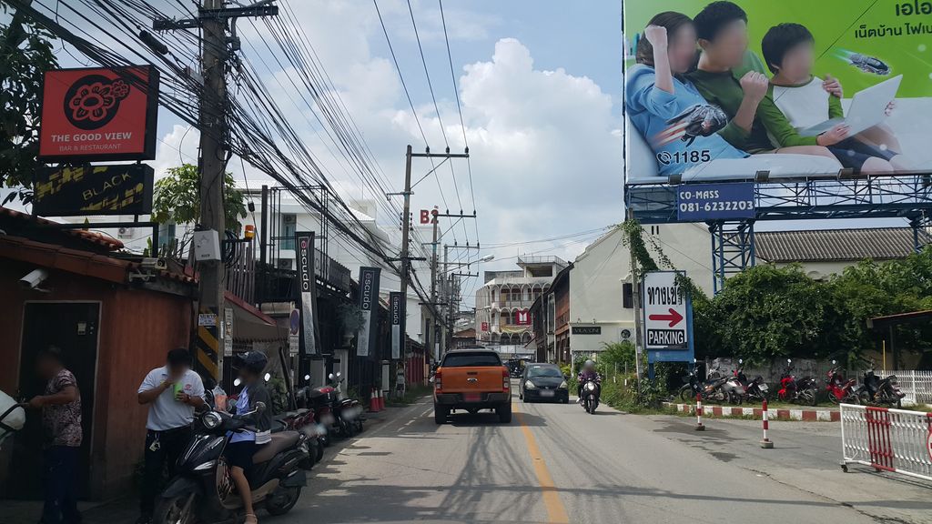 ภาพถนนตรงที่ ลานจอดรถ · นอกเวียง ทางตะวันออก ห่างคูเมือง 1.1 กม. ตั้งอยู่ ถ่ายโดย jrcarlsen พ.ศ. 2559 (2016) · A street-level view of where Car park · Outside the moat to the east, 1.1 km from the water stands, by jrcarlsen in 2559 (2016)