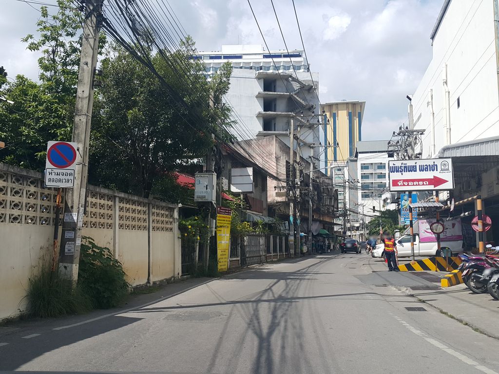 ภาพถนนตรงที่ ที่จอดรถ · ที่พันธุ์ทิพย์ พลาซ่า ตั้งอยู่ ถ่ายโดย jrcarlsen พ.ศ. 2558 (2015) · A street-level view of where Parking · at Pantip Plaza stands, by jrcarlsen in 2558 (2015)