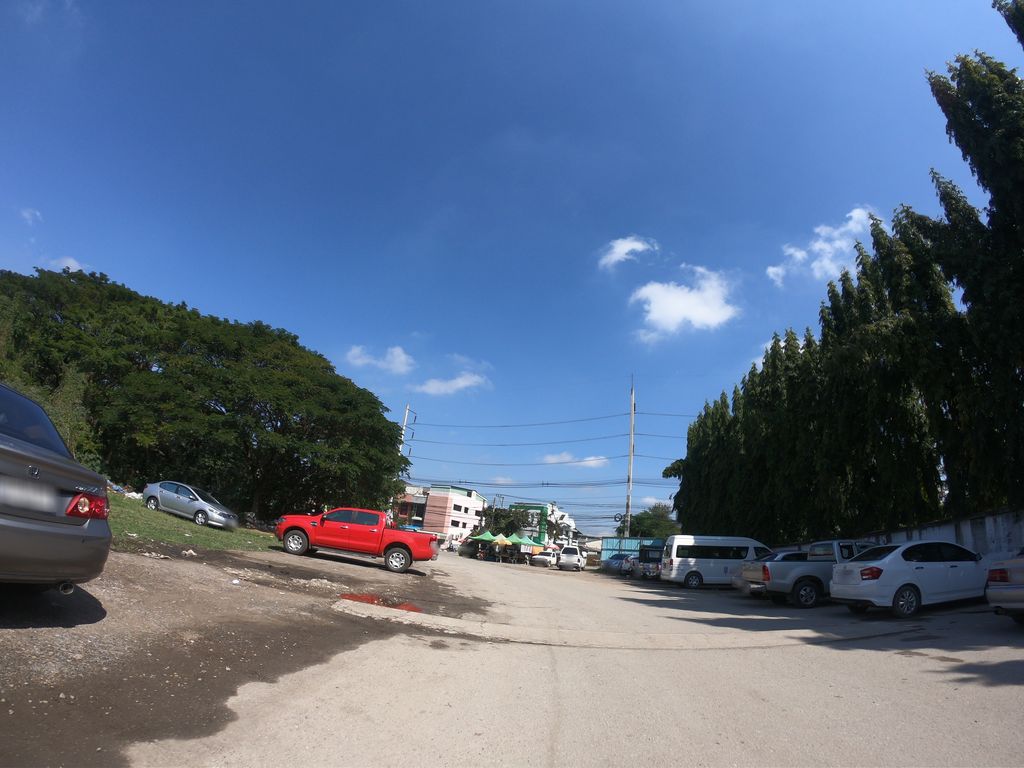 ภาพถนนตรงที่ ที่จอดรถ · นอกเวียง ทางตะวันออกเฉียงใต้ ห่างคูเมือง 1.6 กม. ตั้งอยู่ ถ่ายโดย chanuwath_grab พ.ศ. 2562 (2019) · A street-level view of where Parking · Outside the moat to the south-east, 1.6 km from the water stands, by chanuwath_grab in 2562 (2019)