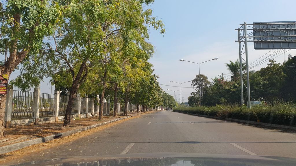 ภาพถนนตรงที่ ที่จอดรถ · ห่างประตูท่าแพ 5.3 กม. ทางตะวันตกเฉียงเหนือ ตั้งอยู่ ถ่ายโดย jrcarlsen พ.ศ. 2565 (2022) · A street-level view of where Parking · 5.3 km north-west of Tha Phae Gate stands, by jrcarlsen in 2565 (2022)