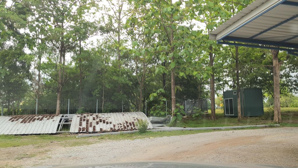 ภาพถนนตรงที่ Agro-Industry Car Parking ตั้งอยู่ ถ่ายโดย jrcarlsen พ.ศ. 2565 (2022) · A street-level view of where Agro-Industry Car Parking stands, by jrcarlsen in 2565 (2022)