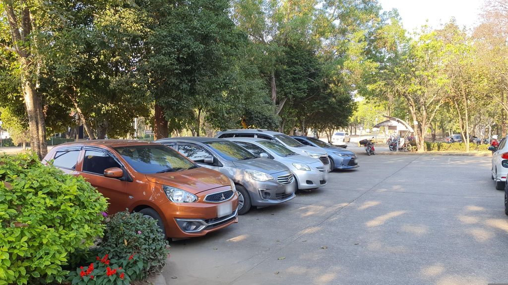 ภาพถนนตรงที่ Agro-Industry Car Parking ตั้งอยู่ ถ่ายโดย jrcarlsen พ.ศ. 2566 (2023) · A street-level view of where Agro-Industry Car Parking stands, by jrcarlsen in 2566 (2023)