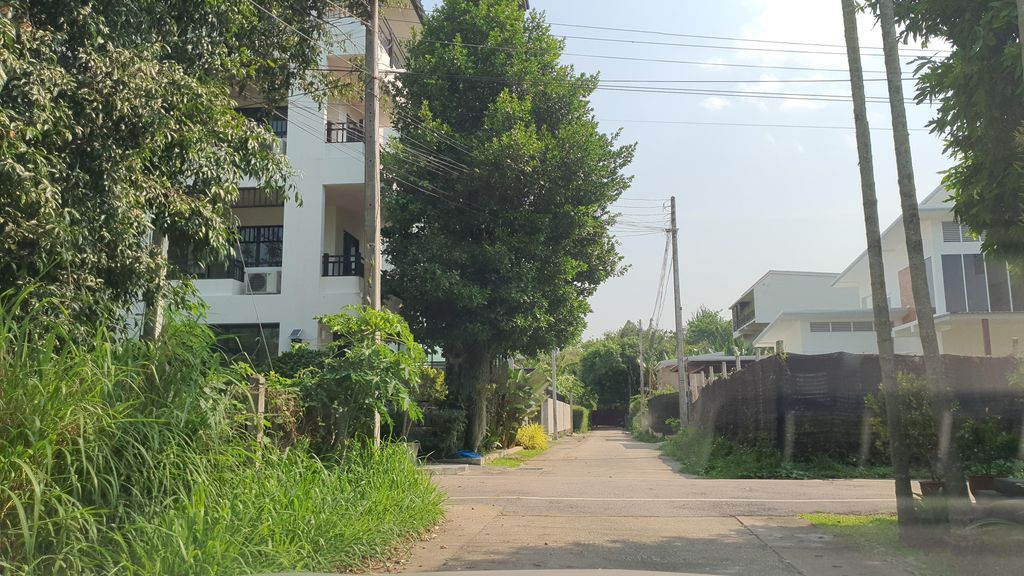 ภาพถนนตรงที่ ที่จอดรถ · ย่านห้วยแก้ว-หน้ามช. ตั้งอยู่ ถ่ายโดย jrcarlsen พ.ศ. 2565 (2022) · A street-level view of where Parking · Huay Kaew & CMU stands, by jrcarlsen in 2565 (2022)