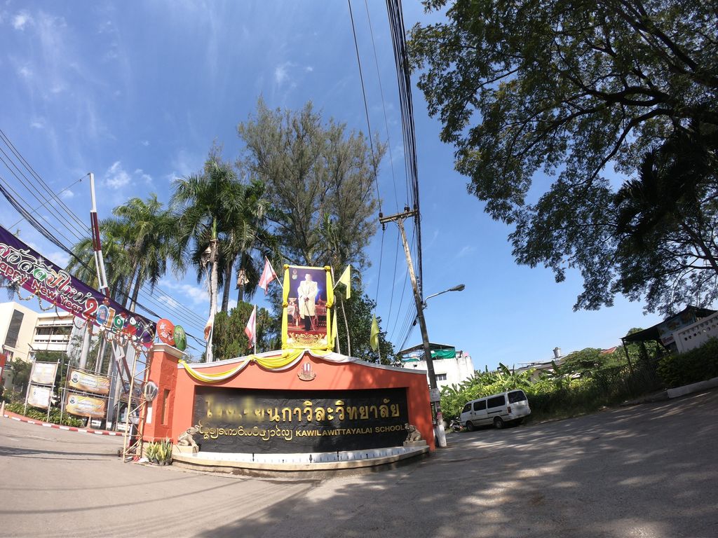 ภาพถนนตรงที่ ที่จอดรถ · ห่างประตูท่าแพ 4.1 กม. ทางตะวันออกเฉียงใต้ ตั้งอยู่ ถ่ายโดย chanuwath_grab พ.ศ. 2562 (2019) · A street-level view of where Parking · 4.1 km south-east of Tha Phae Gate stands, by chanuwath_grab in 2562 (2019)