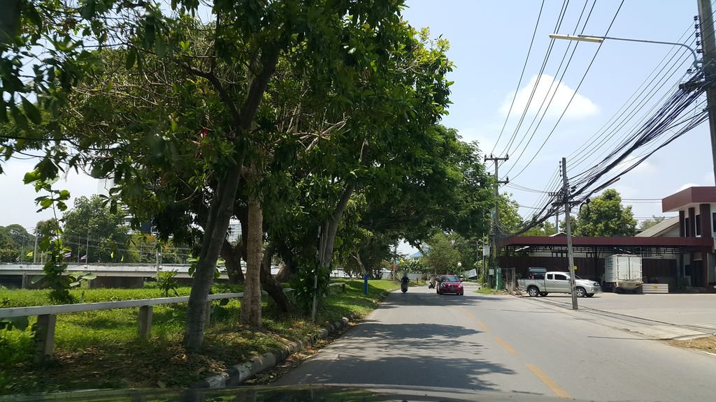 ภาพถนนตรงที่ ที่จอดริมถนน · นอกเวียง ทางตะวันออกเฉียงเหนือ ห่างคูเมือง 1.2 กม. ตั้งอยู่ ถ่ายโดย jrcarlsen พ.ศ. 2559 (2016) · A street-level view of where Street-side parking · Outside the moat to the north-east, 1.2 km from the water stands, by jrcarlsen in 2559 (2016)