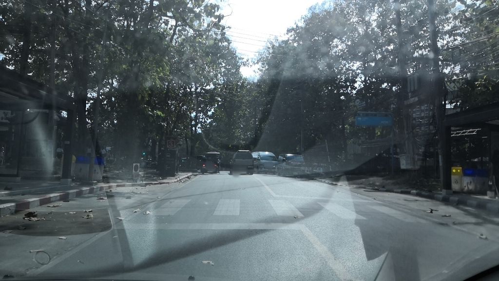 ภาพถนนตรงที่ ลานจอดรถ อมช ตั้งอยู่ ถ่ายโดย charlesano พ.ศ. 2561 (2018) · A street-level view of where ลานจอดรถ อมช · Lan Chot Rot Amot stands, by charlesano in 2561 (2018)