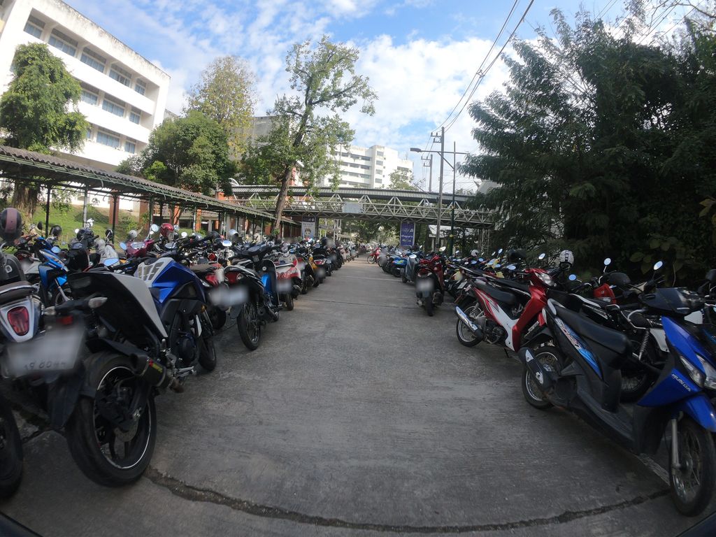 ภาพถนนตรงที่ ลานจอดรถสำหรับแม่ค้า ตั้งอยู่ ถ่ายโดย chanuwath_grab พ.ศ. 2562 (2019) · A street-level view of where ลานจอดรถสำหรับแม่ค้า · Lan Chot Rot Samrap Mae Kha stands, by chanuwath_grab in 2562 (2019)