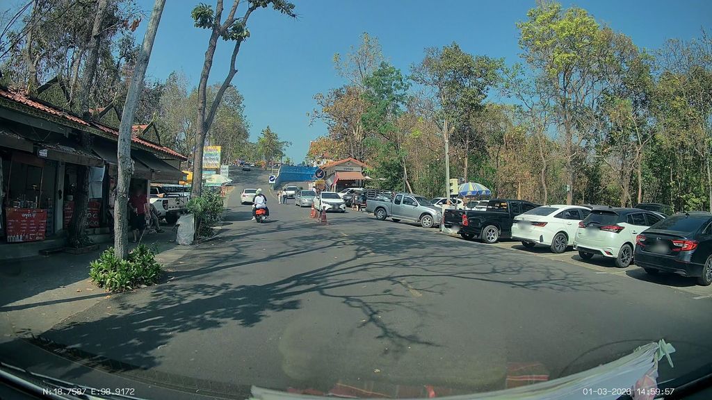ภาพถนนตรงที่ ที่จอดรถ · ในบริเวณวัดพระธาตุดอยคำ ตั้งอยู่ ถ่ายโดย ThailandCambodia พ.ศ. 2569 (2026) · A street-level view of where Parking · in the grounds of Wat Phra That Doi Kham stands, by ThailandCambodia in 2569 (2026)