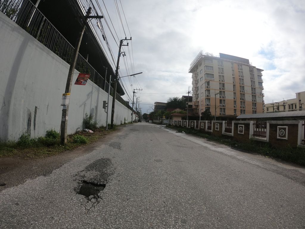 ภาพถนนตรงที่ ที่จอดรถ · นอกเวียง ทางตะวันตกเฉียงเหนือ ห่างคูเมือง 1.5 กม. ตั้งอยู่ ถ่ายโดย chanuwath_grab พ.ศ. 2562 (2019) · A street-level view of where Parking · Outside the moat to the north-west, 1.5 km from the water stands, by chanuwath_grab in 2562 (2019)